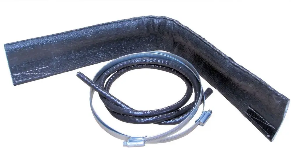 Schwarze Abgasrohrabdichtmanschette mit gebogenem Ende und einem flexiblen Schlauch. Teile sind für Abgasleitungen vorgesehen. Marke Bosch klar erkennbar.